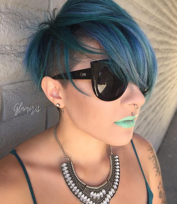 Pixie Cut Rasée Sur Le Côté 