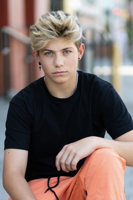 Coupe Quiff Avec Longue Frange Désordonnée