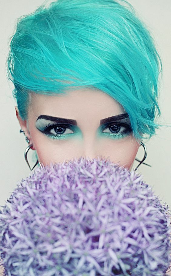 Pixie Cut Sur Cheveux Bleus Avec Mèches Plumeuses Balayées Sur Le Côté 