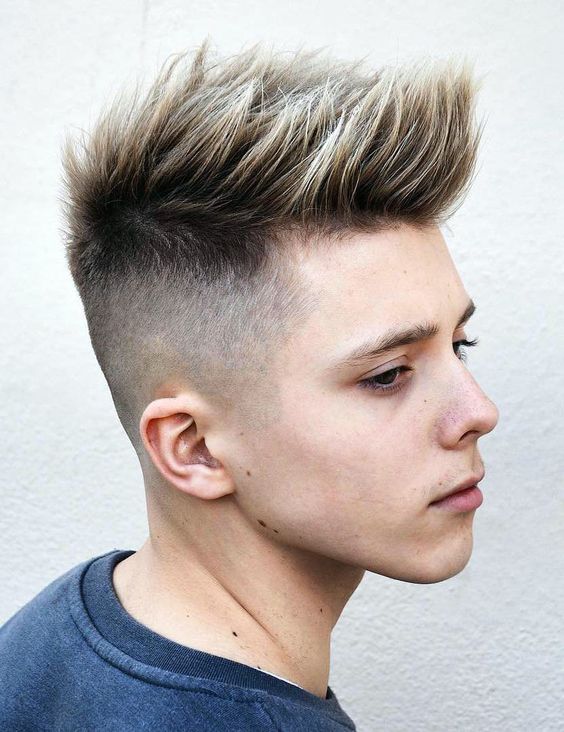 Coupe Quiff Hérissé Avec Un Burst Fade