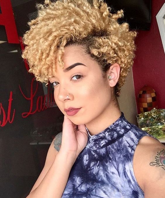 Pixie Cut Curly Avec Côtés ébouriffés