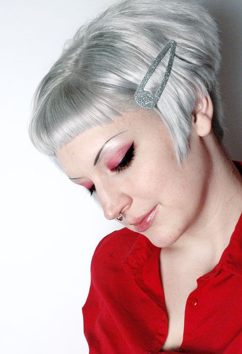 Pixie Cut Légèrement Plongé Avec Petite Frange Sur Cheveux Fins Sans Volume 