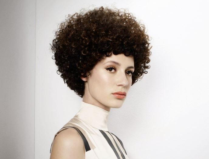 Carré Court Afro Sur Cheveux Frisés Bruns