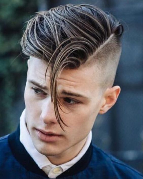 Coupe Quiff Pompadour Avec Mèche Longue