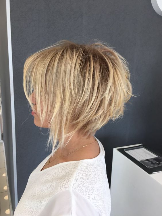Carré Plongeant Désordonné Sur Cheveux Fins Blond 