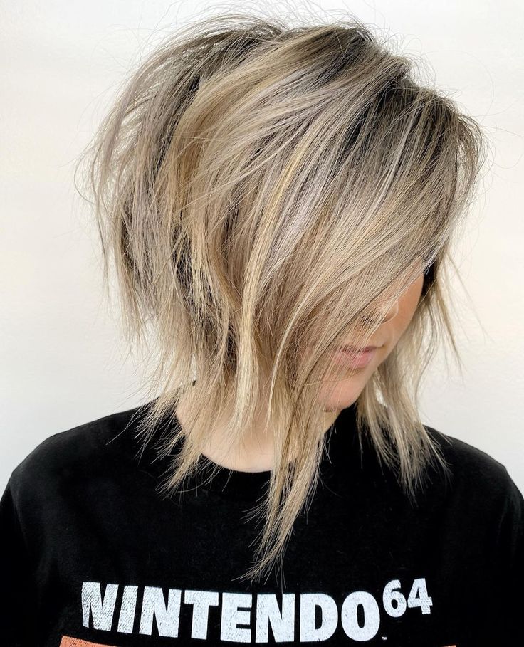 Carré Plongeant Asymétrique Sur Cheveux Fins Blond 