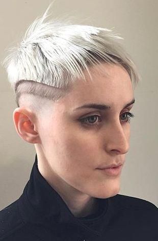 Pixie Cut Empilée Avec Nuque Rasée Sur Cheveux Fins Sans Volume 