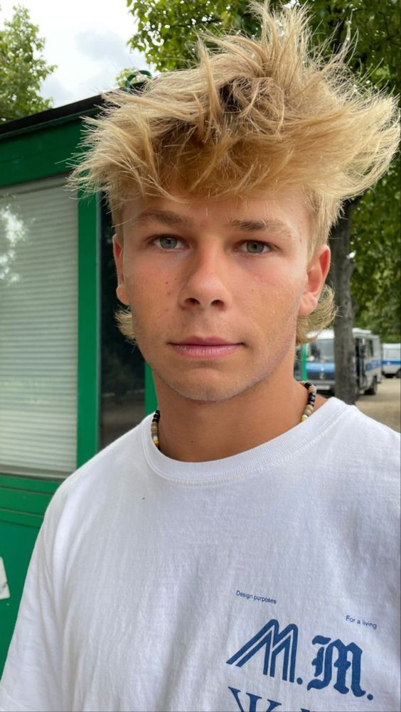 Coupe Dégradé Décoiffé Sur Cheveux Blond