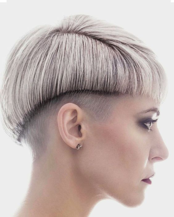 Pixie Cut En Boucle Avec Nuque Rasée Sur Cheveux Fins Sans Volume 