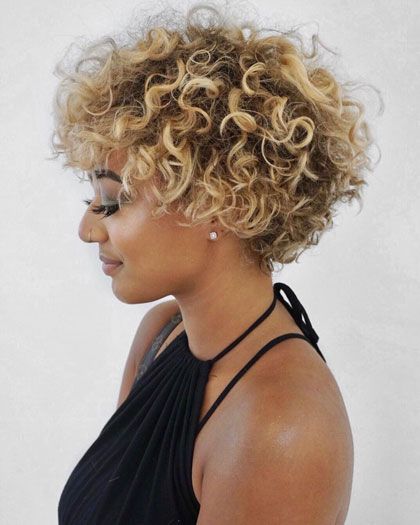 Bixie Cut Avec Nuque Dégagée Sur Cheveux Blond Miel