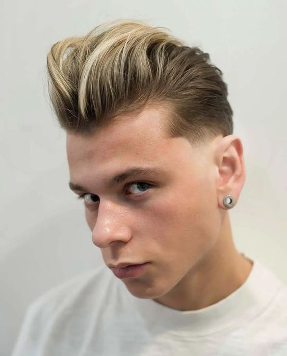 Coupe Dégradée Lisse Avec Mèche Montante