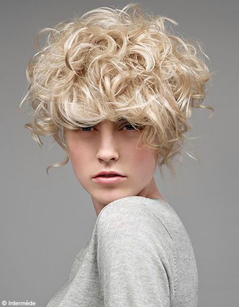 Bixie Cut Curly Blond Vénitien Avec Mèches Pendantes