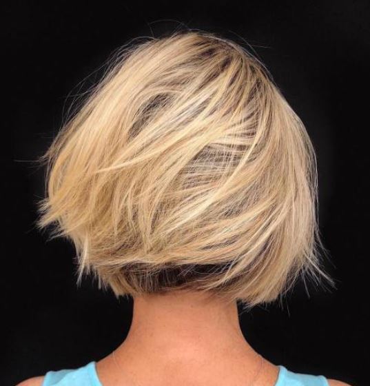 Carré Bob Court Blond Décoiffé 