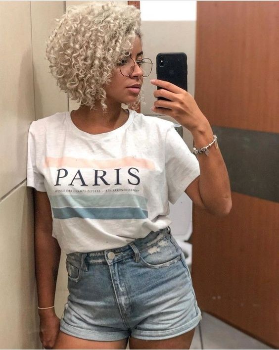 Carré Court Légèrement Plongé Sur Cheveux Blond Froid