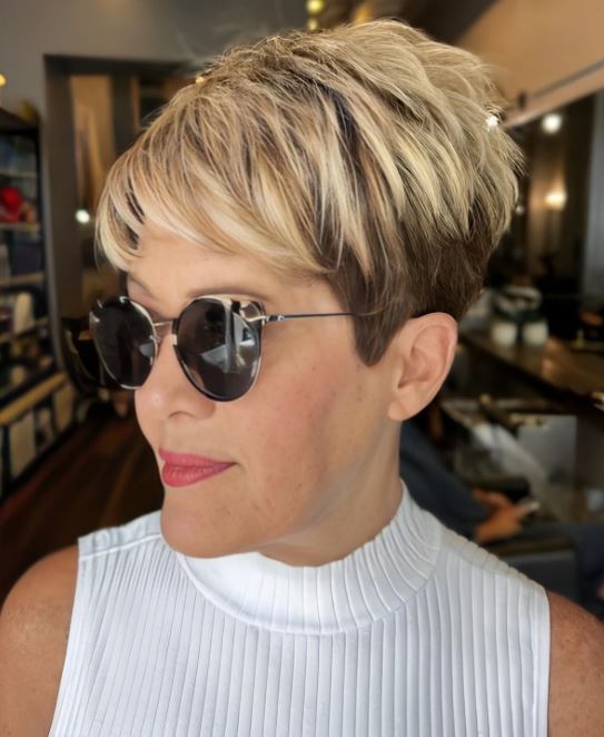 Pixie Cut Sur Cheveux Blond Avec Racines Brunes