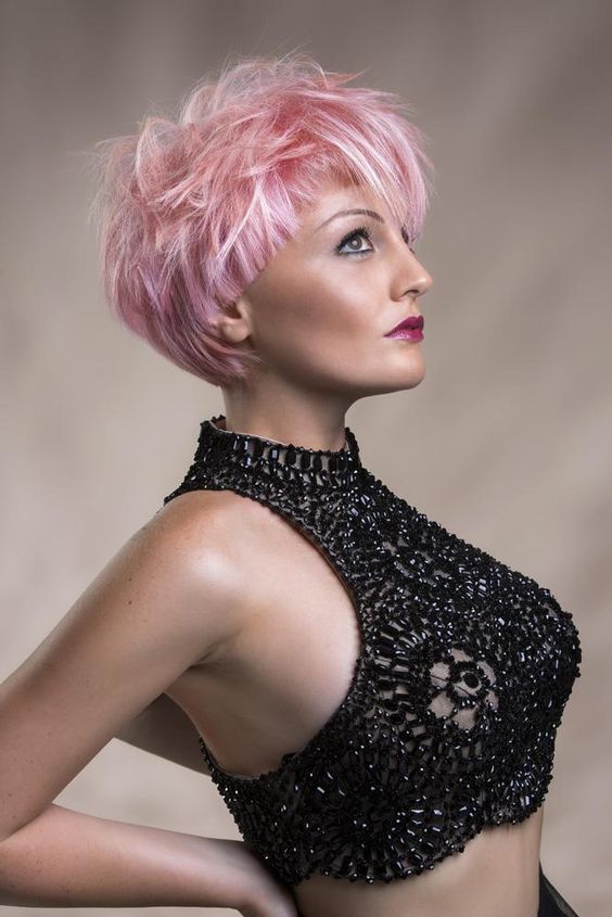 Pixie ébouriffée Sur Cheveux Fins Sans Volume De Couleur Rose Bonbon 