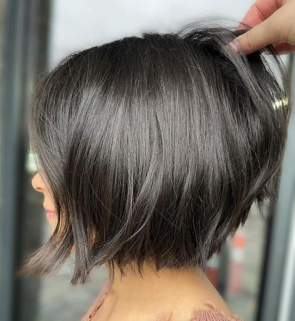 Carré Bob Droit Avec Mèches Balayées Sur Cheveux Fins Sans Volume 