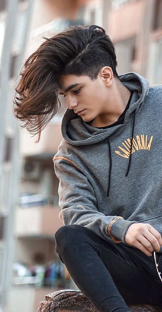 Coupe Quiff Pompadour Avec De Longues Mèches Bouffantes