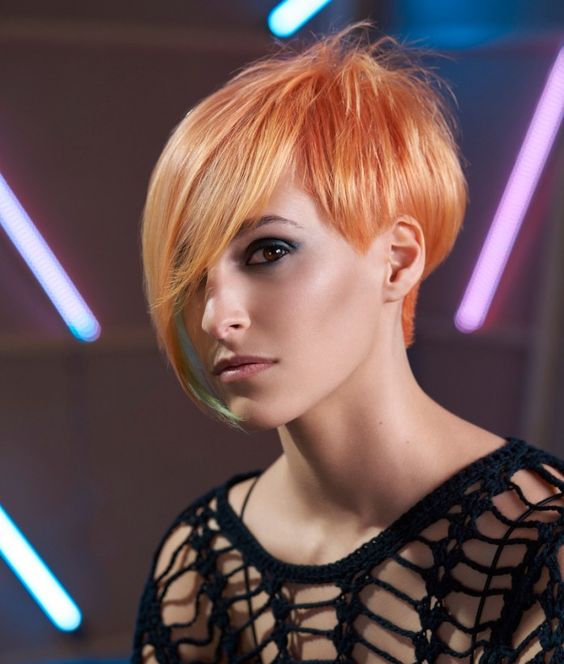 Pixie Asymétrique Sur Cheveux Fins Sans Volume De Couleur Orange 