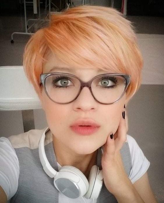 Pixie Cut Balayée Sur Le Côté Sur Cheveux Fins Sans Volume Orange Clair 