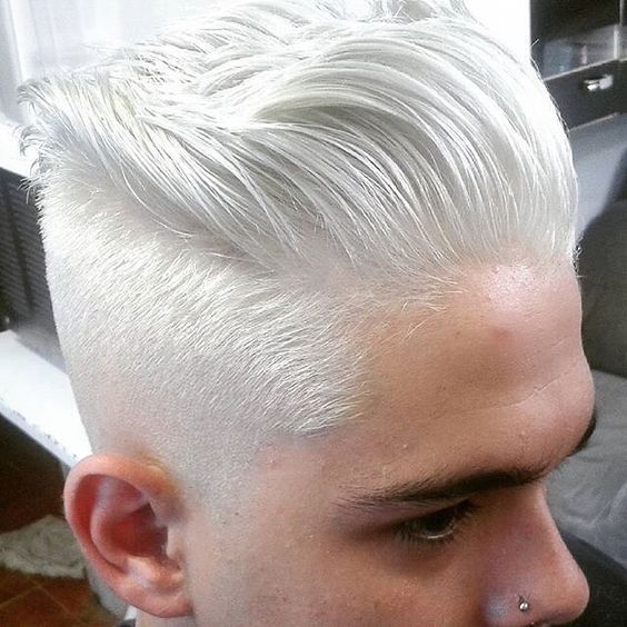 Coupe Quiff Pompadour Sur Cheveux Blond Polaire