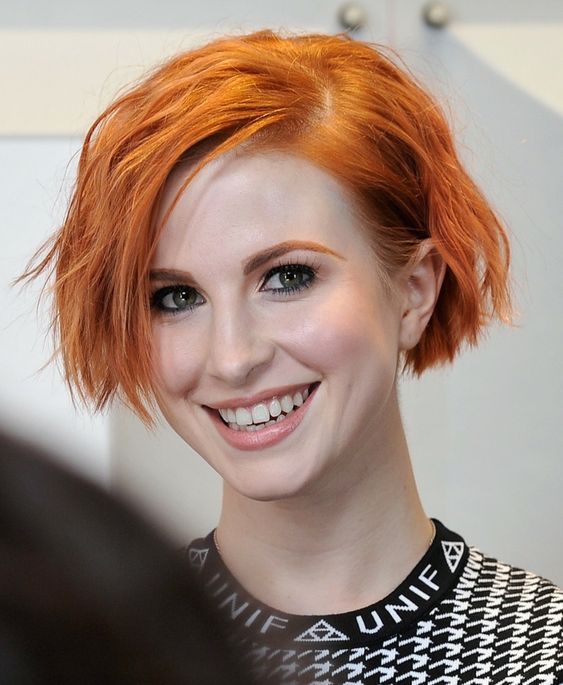 Coupe Bixie Ondulée Sur Cheveux Fins Sans Volume Orange Chaud 