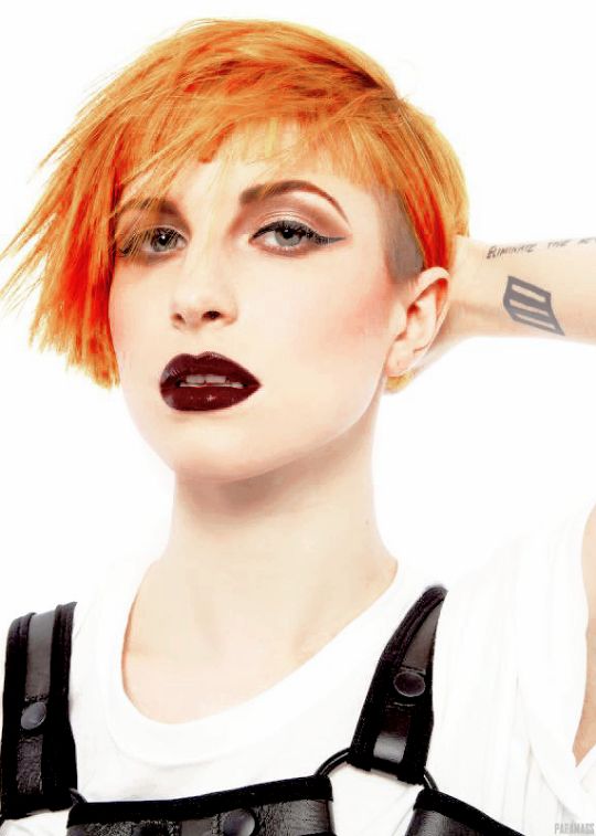Coupe Bixie Asymétrique Sur Cheveux Fins Sans Volume Orange Chaud 