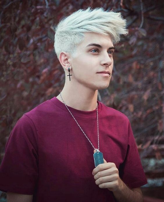 Coupe Quiff Avec Mèches Hérissées De Couleur Blond Polaire