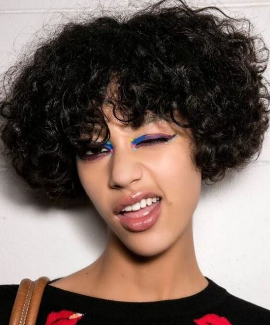 Carré Court Afro Avec Raie Centrale