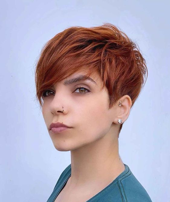 Coupe Bixie ébouriffée Avec Des Mèches Plumeuses Sur Cheveux Fins Sans Volume Orange Chaud 