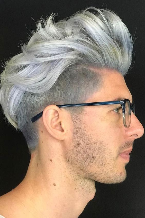 Coupe Quiff Pompadour Sur Cheveux Argentés