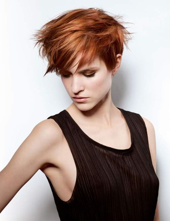 Coupe Bixie Agitée Avec Des Couches Empilées Sur Cheveux Fins Sans Volume Orange Chaud 