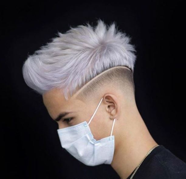Coupe Quiff Sur Cheveux Blond Gris Avec Comb Over