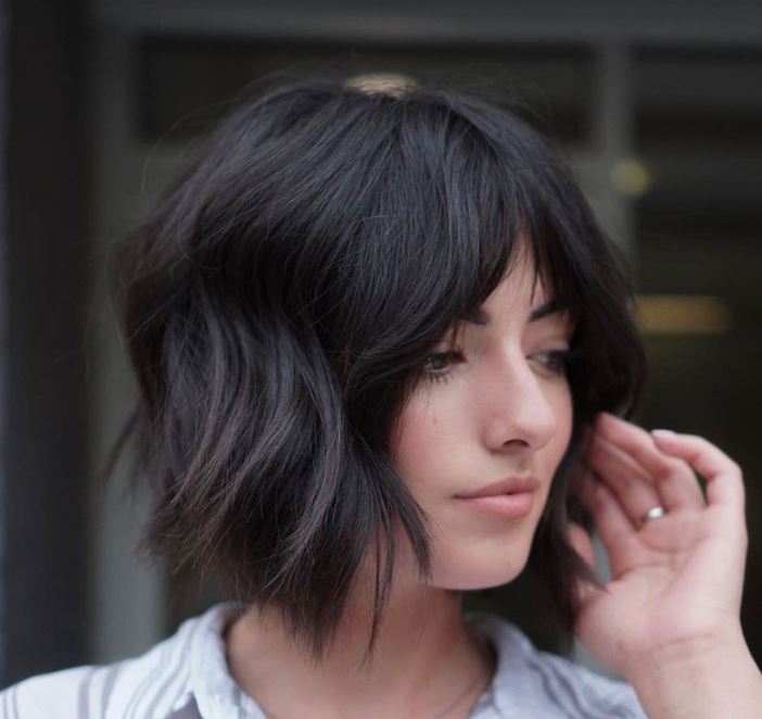 Carré Bob Wavy Avec Frange Rideau Sur Cheveux Fins Sans Volume 