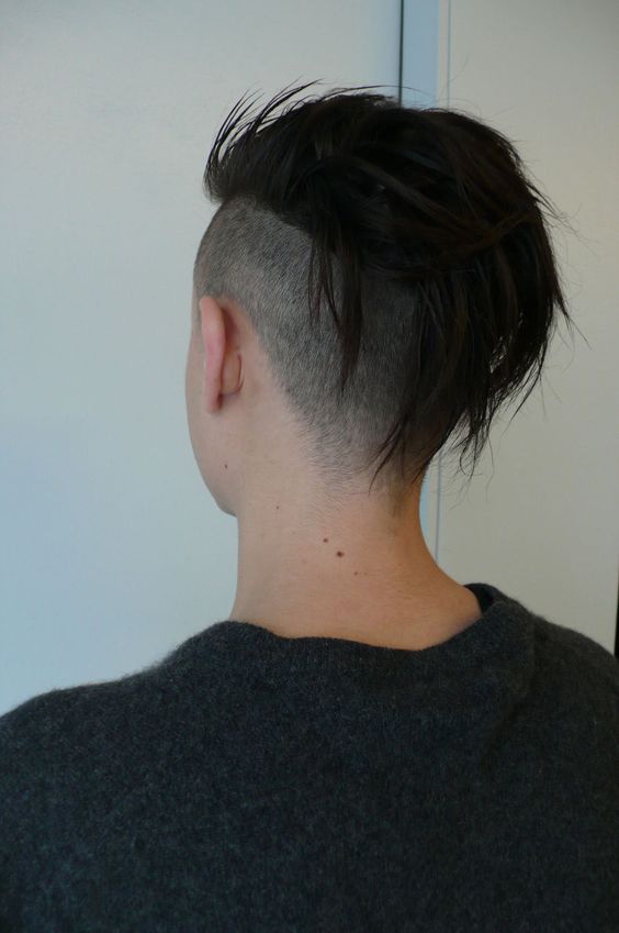 Coupe Quiff Pompadour Coiffée à L’arrière