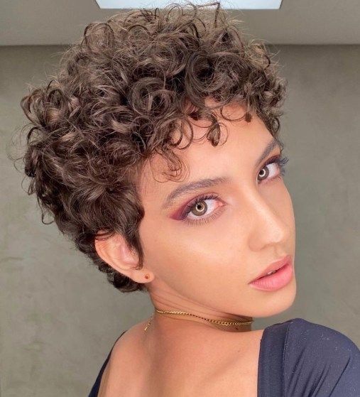 Pixie Cut Sur Cheveux Frisés Bruns Glacés