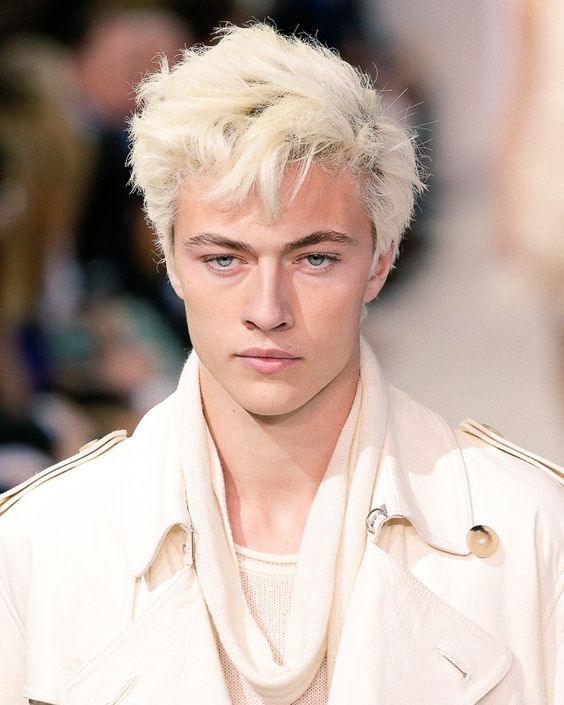 Coupe Canadienne Sur Cheveux Blonds Volumineux