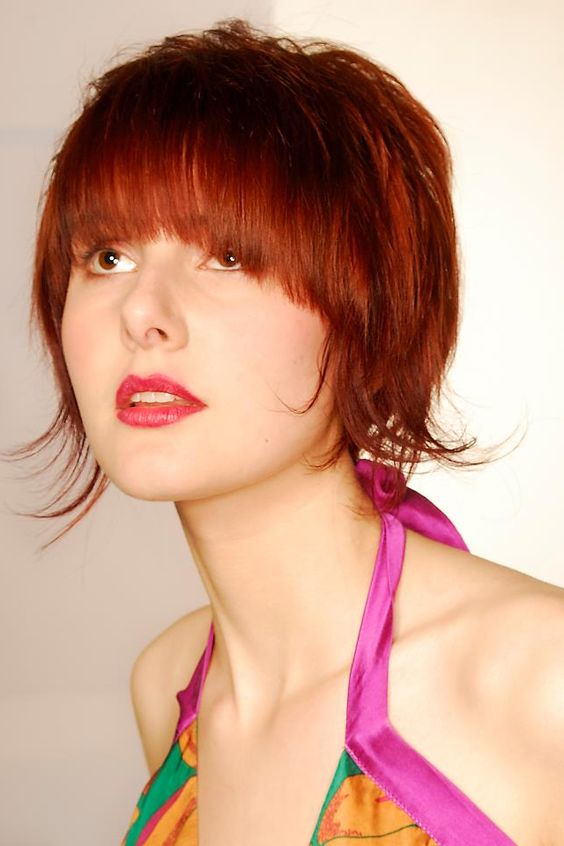 Coupe Bixie Lisse Avec Mèches Pendantes Sur Cheveux Fins Sans Volume Orange Chaud 