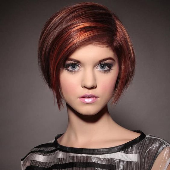 Coupe Bixie Légèrement Plongée Avec Raie Sur Le Côté Sur Cheveux Fins Sans Volume Orange Chaud 