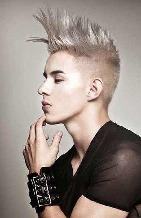 Coupe Mohawk Avec Pointes Hérissées Sur Cheveux Blond Gris