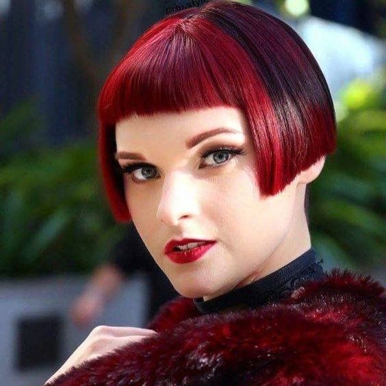 Carré Court Avec Frange Courte Sur Cheveux Fins Sans Volume Rouge Grenat 