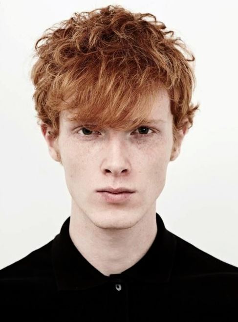 Coupe Dégradée Décoiffé Avec Frange Balayée Vers Le Bas