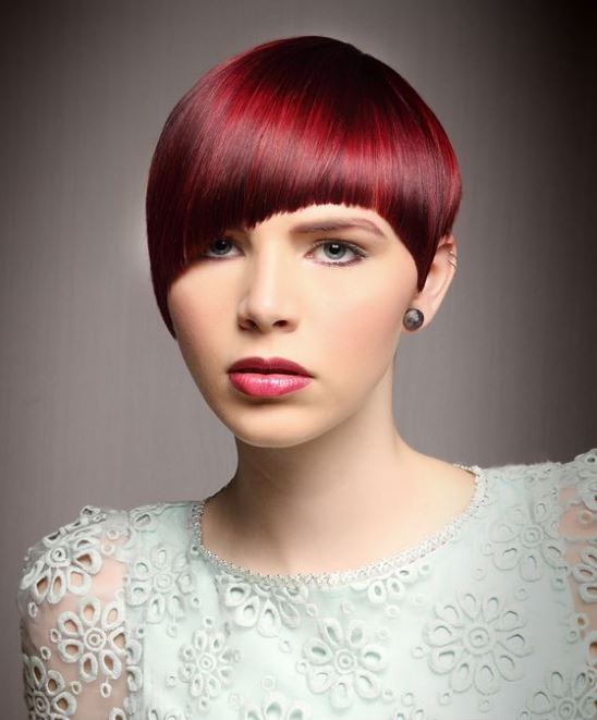 Carré Asymétrique Sur Cheveux Fins Sans Volume Rouge Grenat 