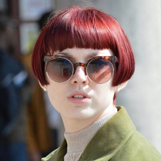 Carré Très Court Avec Micro Frange Sur Cheveux Fins Sans Volume Rouge Grenat 