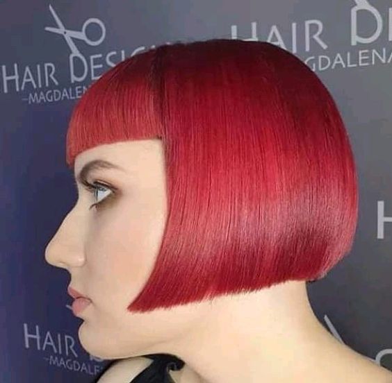 Carré Bob Légèrement Plongé Avec Micro Frange Sur Cheveux Fins Sans Volume Rouge Grenat 