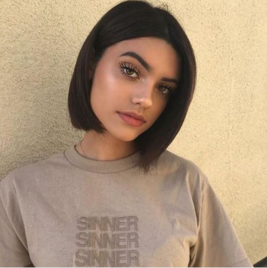 Carré Bob Droit Avec Raie Centrale Sur Cheveux Fins Sans Volume 