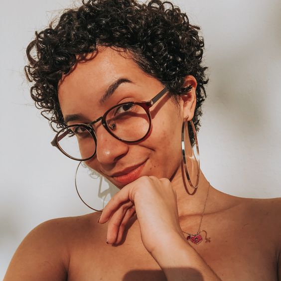 Pixie Cut Sur Cheveux Frisés Bruns Avec Effet Mouillé