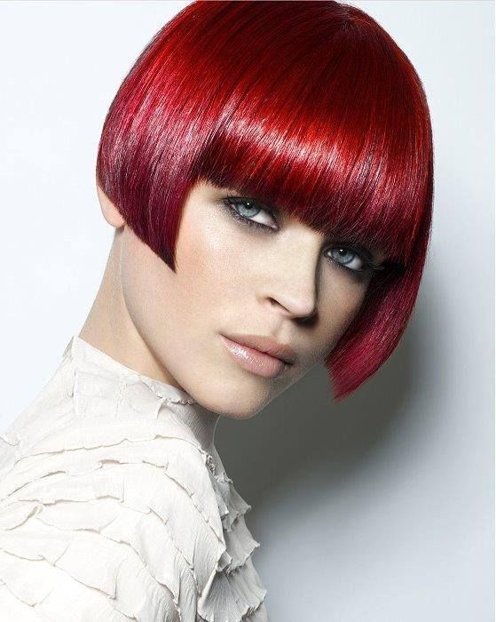 Carré Bob Avec Grande Frange Sur Cheveux Fins Sans Volume Rouge Grenat 