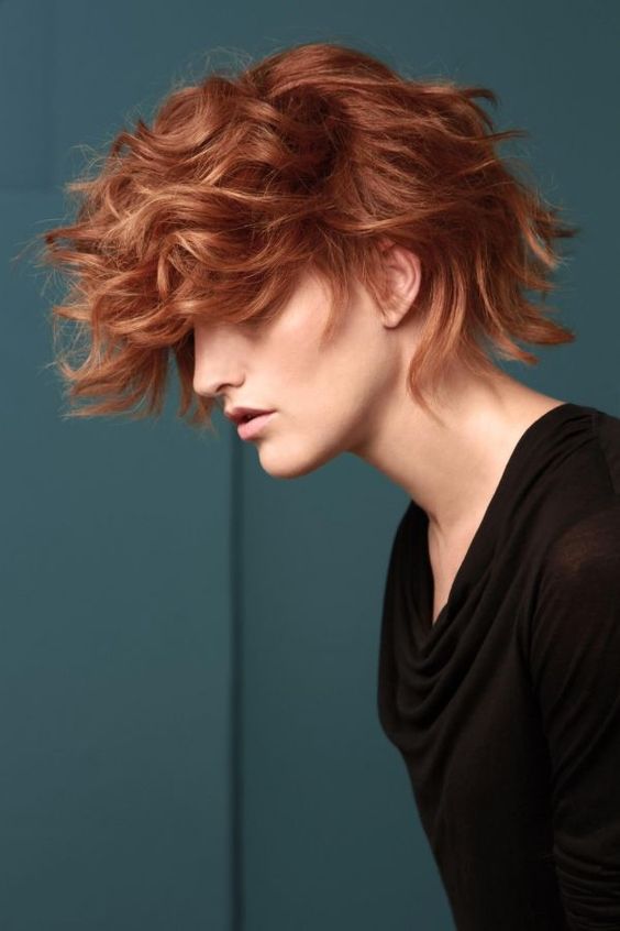 Coupe Mi Longue Sur Cheveux Ondulés Et Volumineux