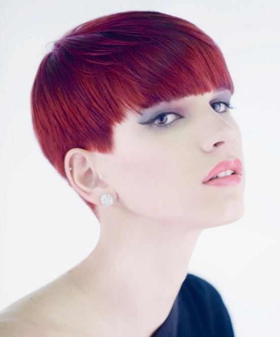 Pixie Cut En Boule Sur Cheveux Fins Sans Volume Rouge Grenat 